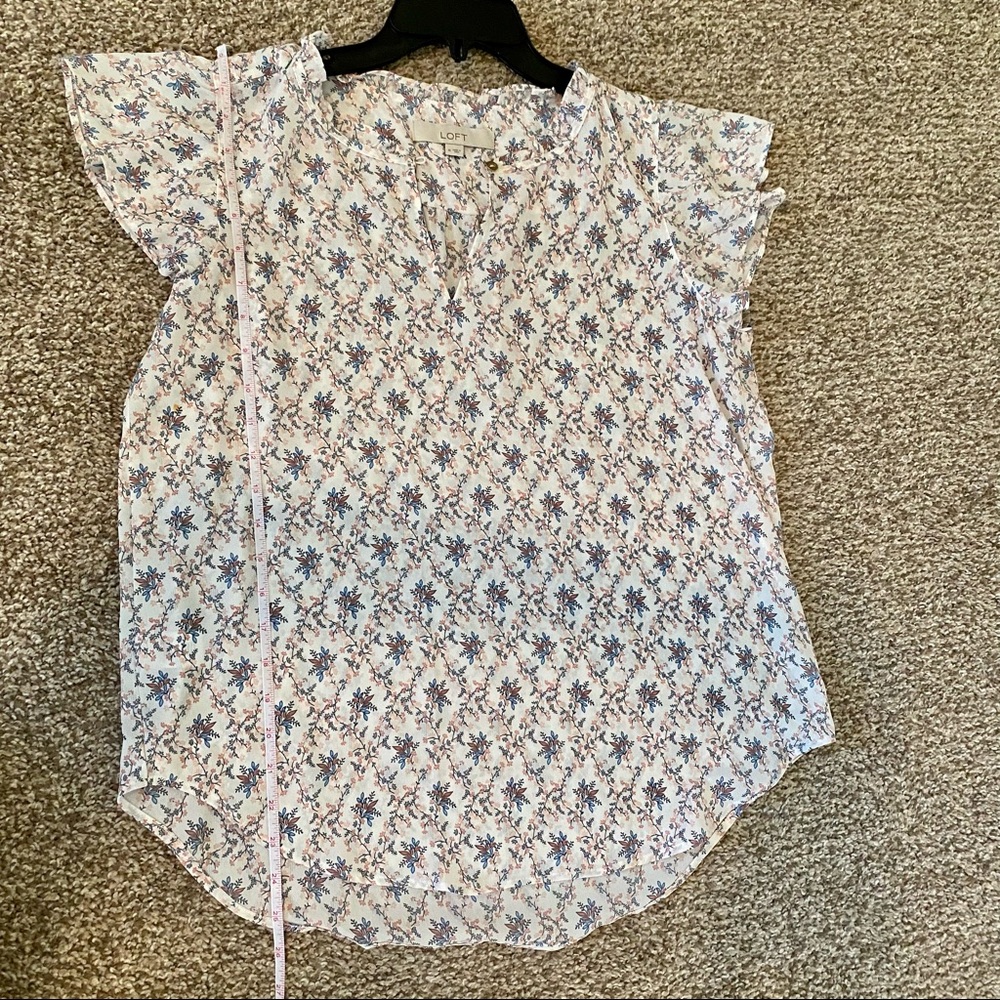 LOFT , Floral Ruffle Split Neck Shell. Size Medium - Picture 2 of 6